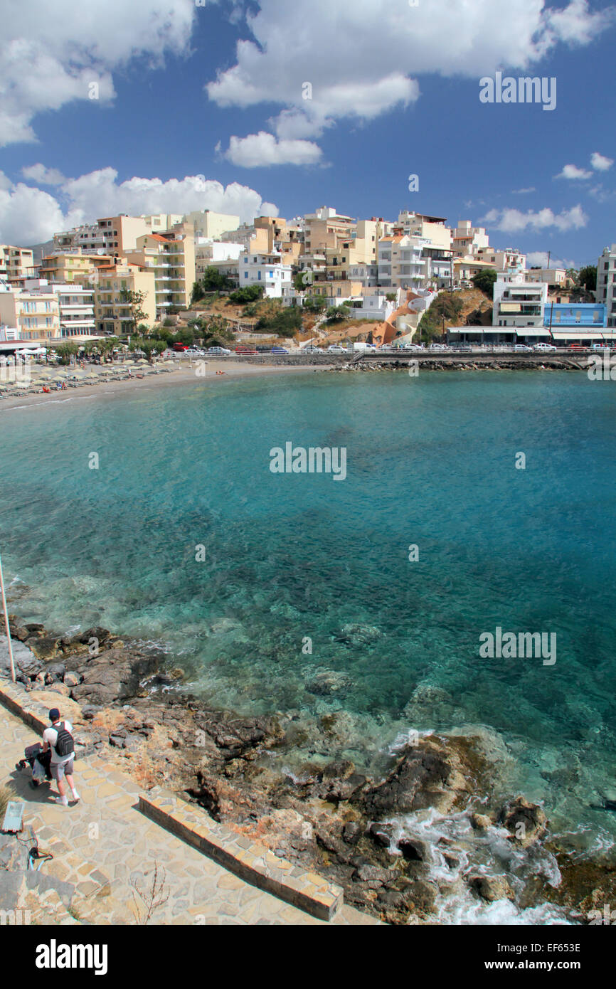 L'eau cristalline de la baie ORIENTALE À AGIOS NIKOLAOS, Crète, Grèce 06 Mai 2014 Banque D'Images