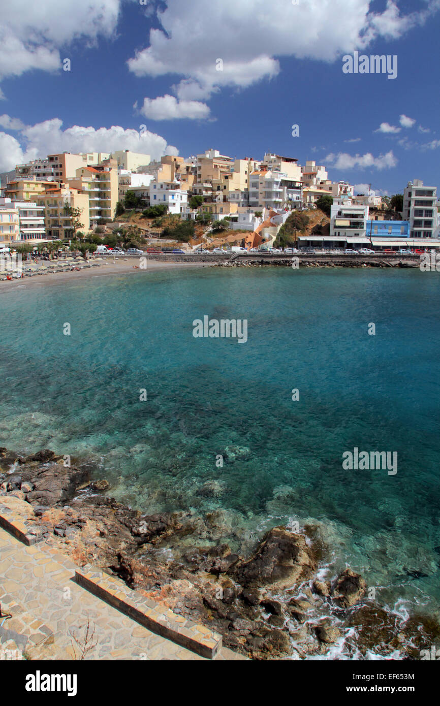 L'eau cristalline de la baie ORIENTALE À AGIOS NIKOLAOS, Crète, Grèce 06 Mai 2014 Banque D'Images