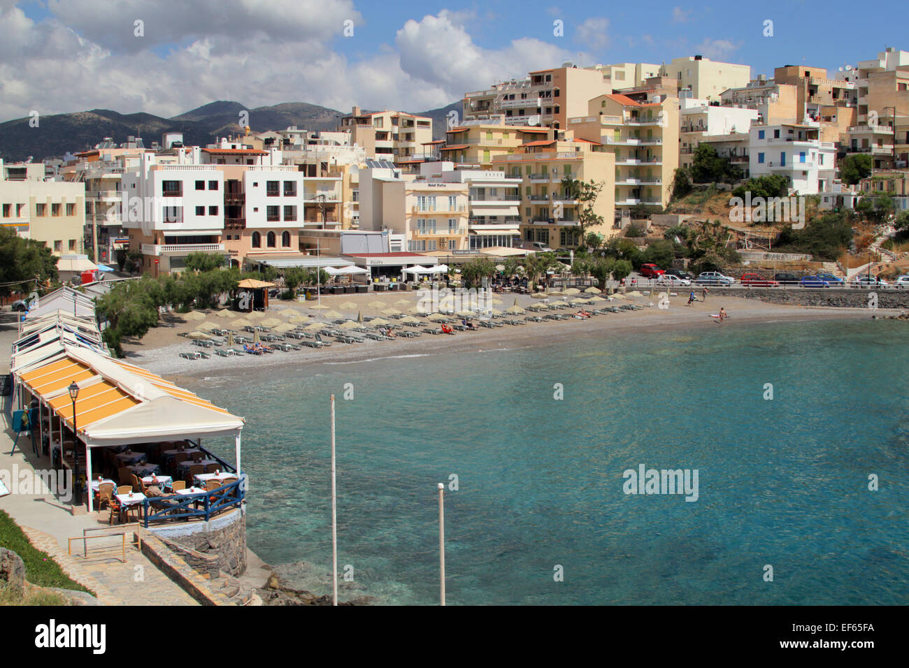 La PLAGE DE LA BAIE ORIENTALE ET MER CRISTALLINE AGIOS NIKOLAOS, Crète, Grèce 06 Mai 2014 Banque D'Images