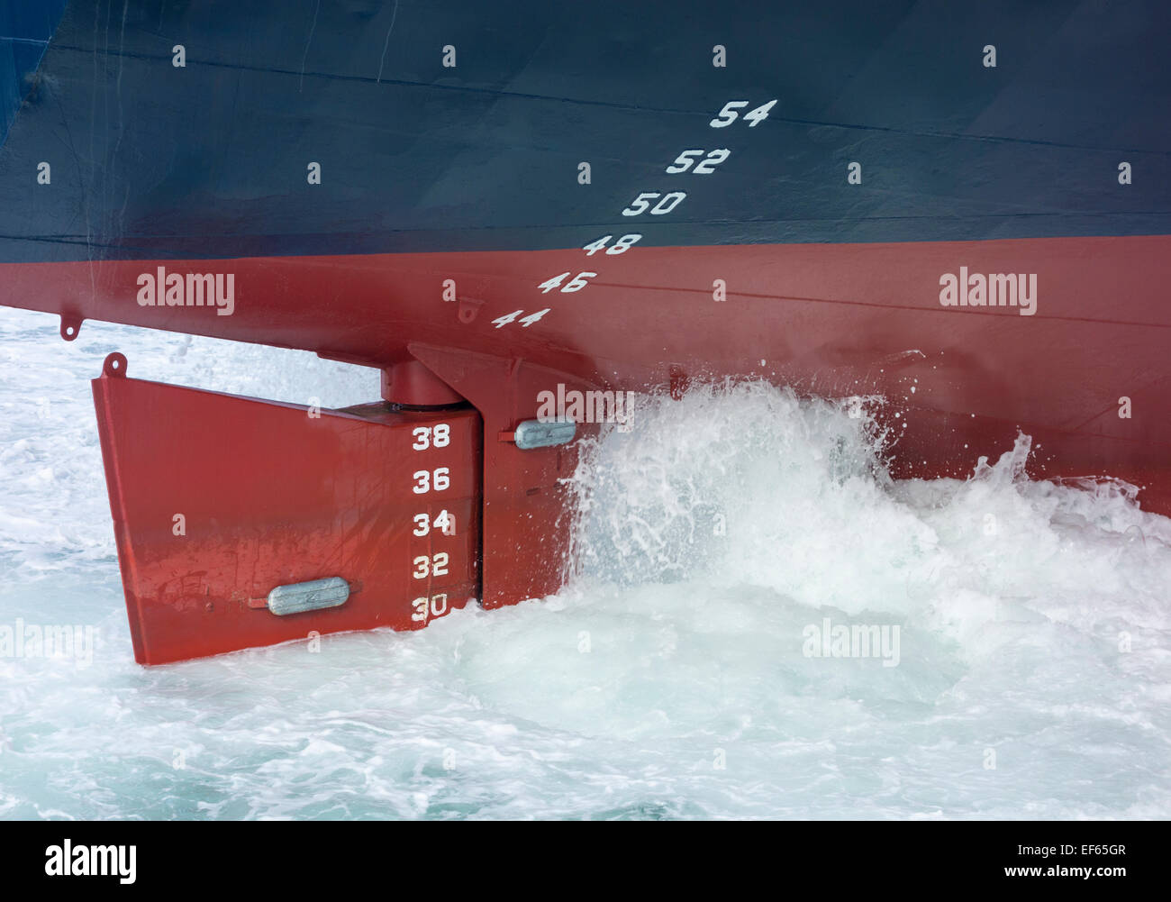 Marchand grand navire amarré dans le port avec l'eau comme le barattage de l'hélice de bateau de l'eau de ballast des pompes Banque D'Images