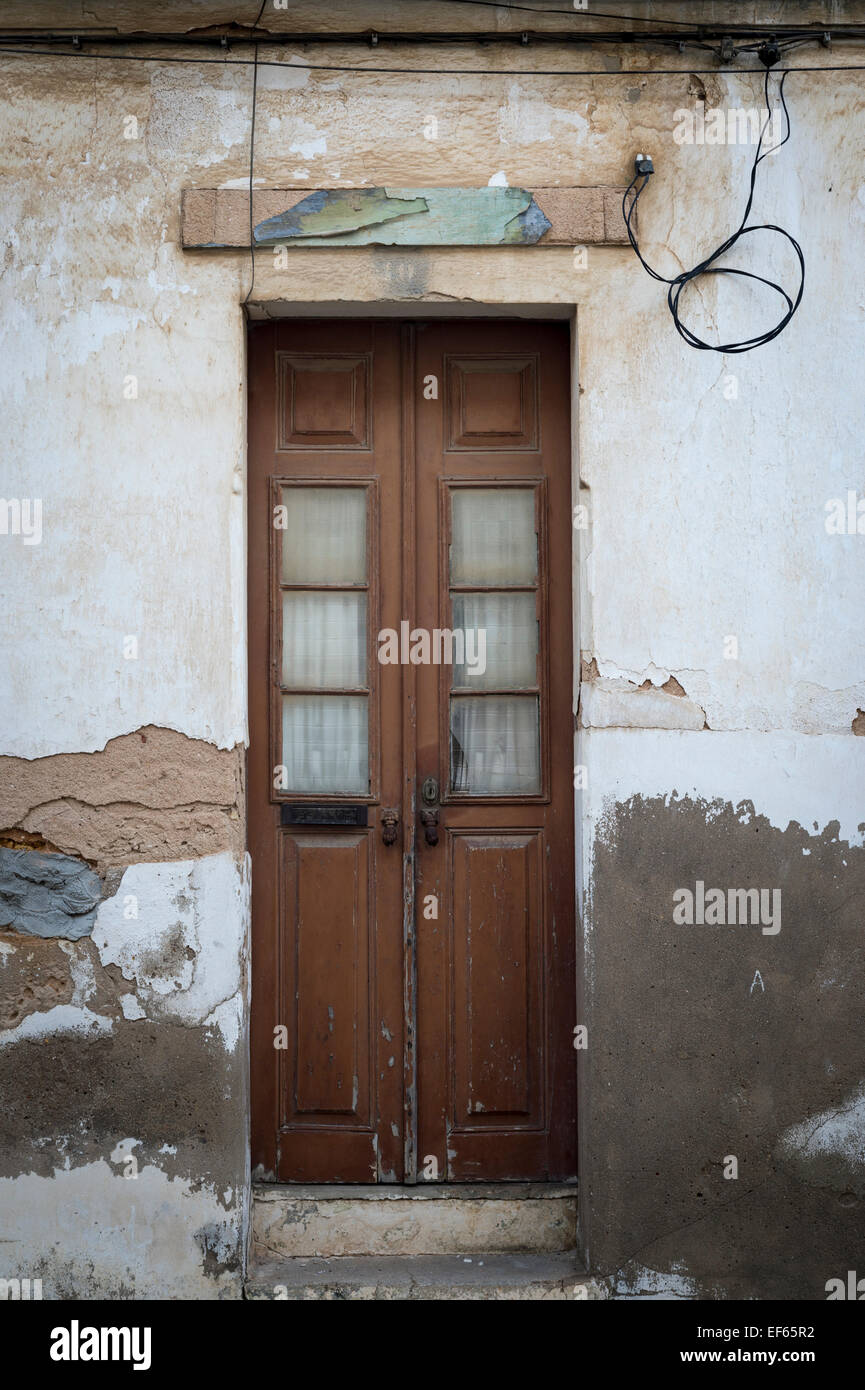 Vieille porte en bois, dans un bâtiment ancien, Lagos, Portugal Banque D'Images