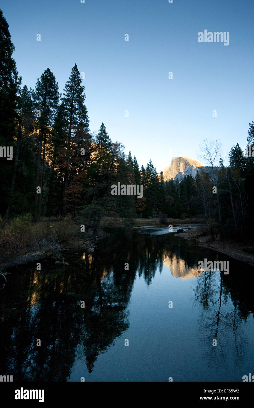 Le Yosemite, USA Voir de demi-dôme mountain reflétant la lumière de fin d'après-midi contre le ciel bleu. Banque D'Images