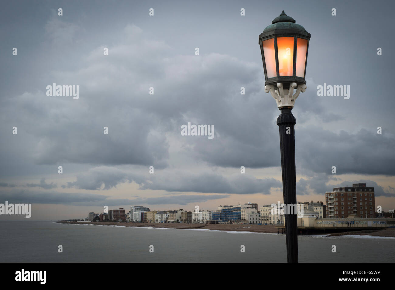 Worthing West Sussex avec lampe lumineux sur la jetée Banque D'Images