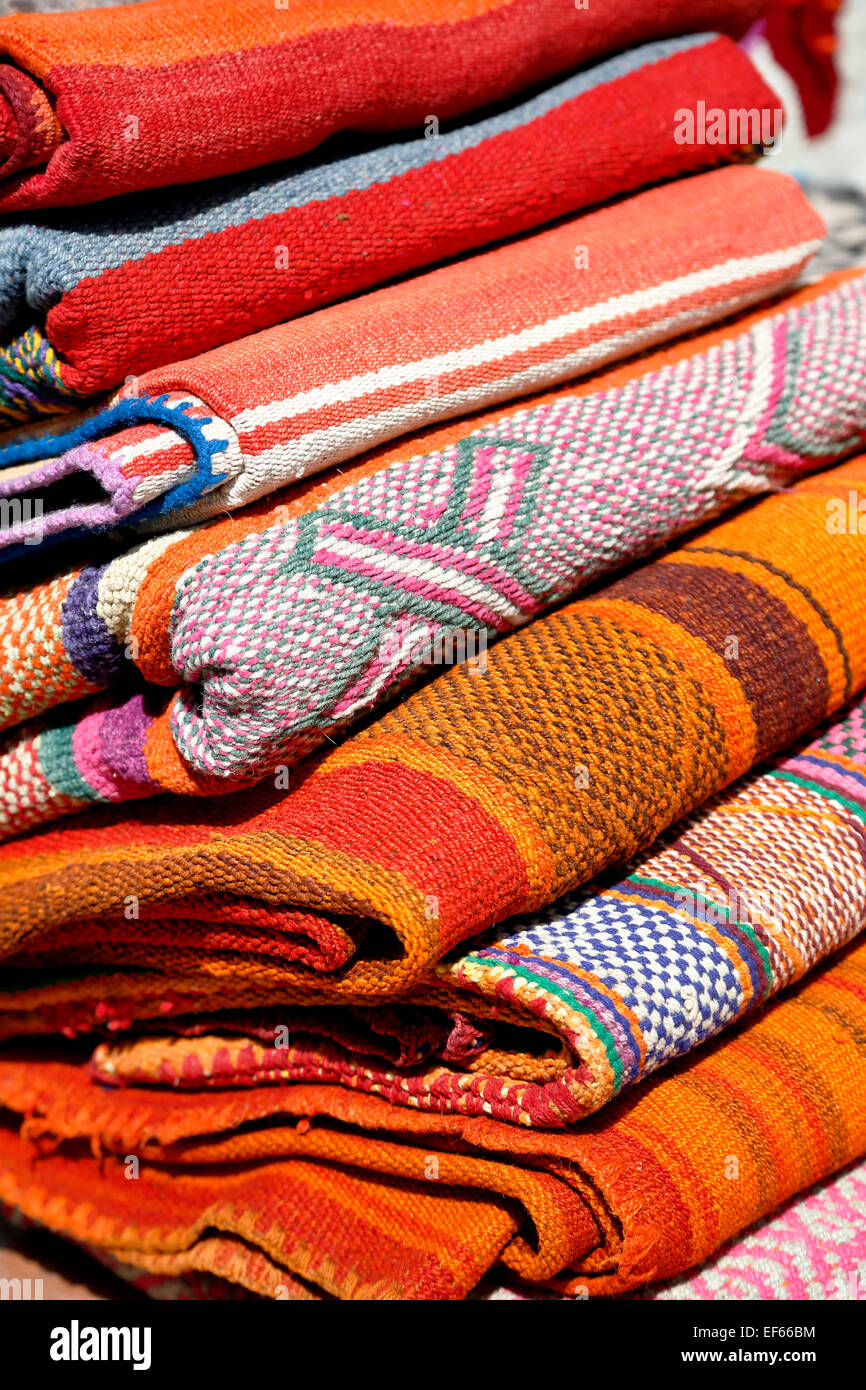 Le Quechua couvertures, Marché des artisans, Ollantaytambo, Urubamba, Pérou Banque D'Images