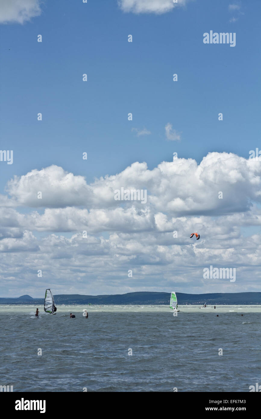Les véliplanchistes sur le lac Balaton, Hongrie Banque D'Images