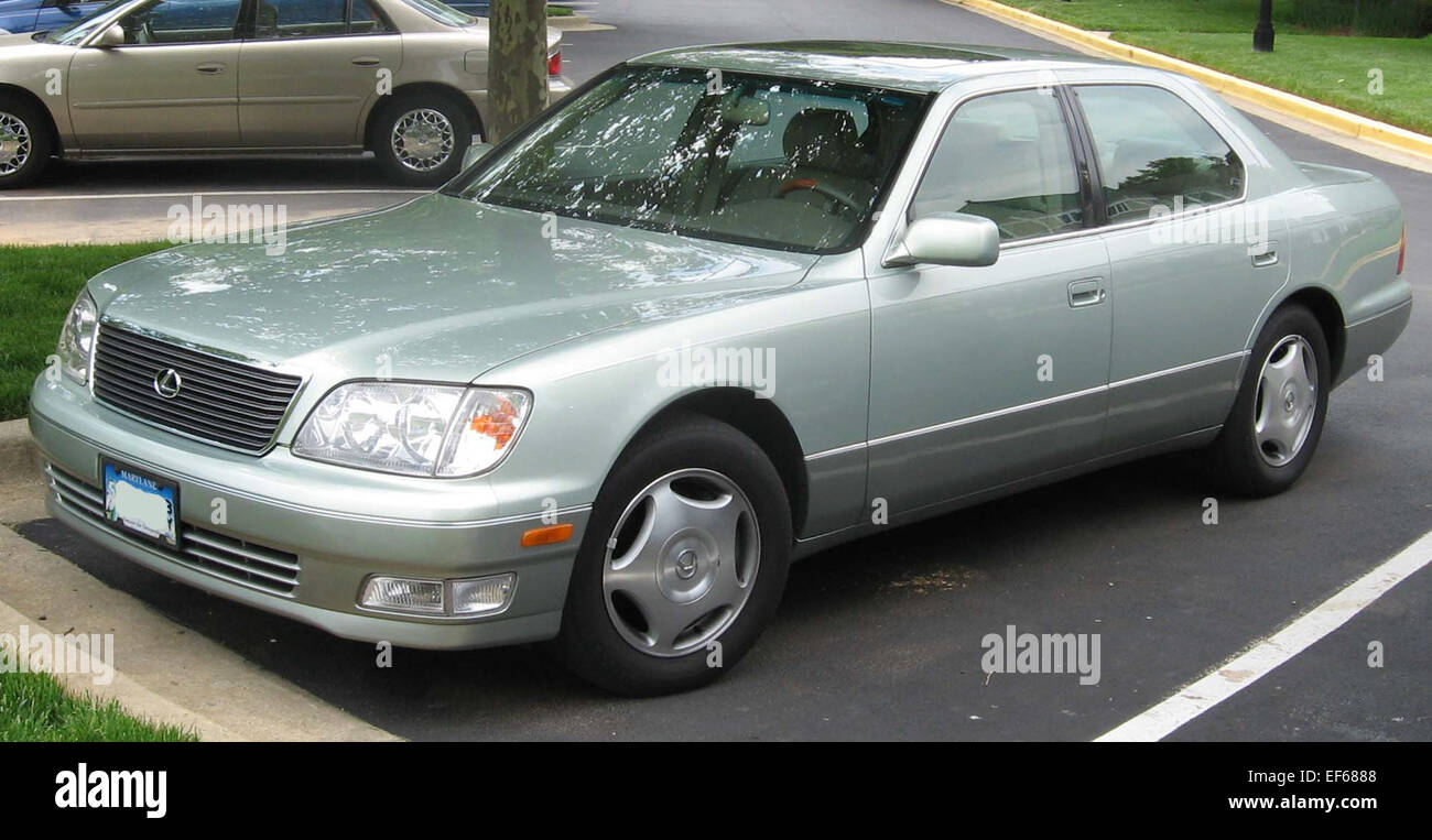 La Lexus LS400 1998-2000 est une berline de luxe reconnue pour ses performances raffinées, sa conduite souple et la puissance de son moteur V8. Il dispose d'un intérieur confortable et spacieux, d'une technologie de pointe et d'un style élégant. Le LS400 offre une expérience de conduite haut de gamme axée sur le confort et la fiabilité. Banque D'Images