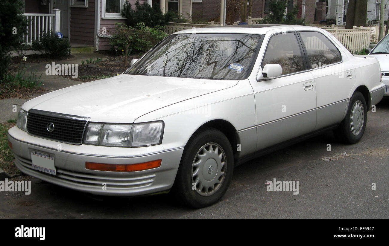 La Lexus LS400 de première génération, lancée en 1989, a établi la norme pour les berlines de luxe. Propulsé par un moteur V8 de 4,0 litres, il offrait des performances fluides et une grande fiabilité. Reconnue pour son habitacle silencieux et confortable, la LS400 est dotée d'une technologie de pointe et d'un design raffiné, ce qui en fait un chef de file dans le segment des berlines de luxe et un choix de choix pour ceux qui recherchent confort et sophistication. Banque D'Images
