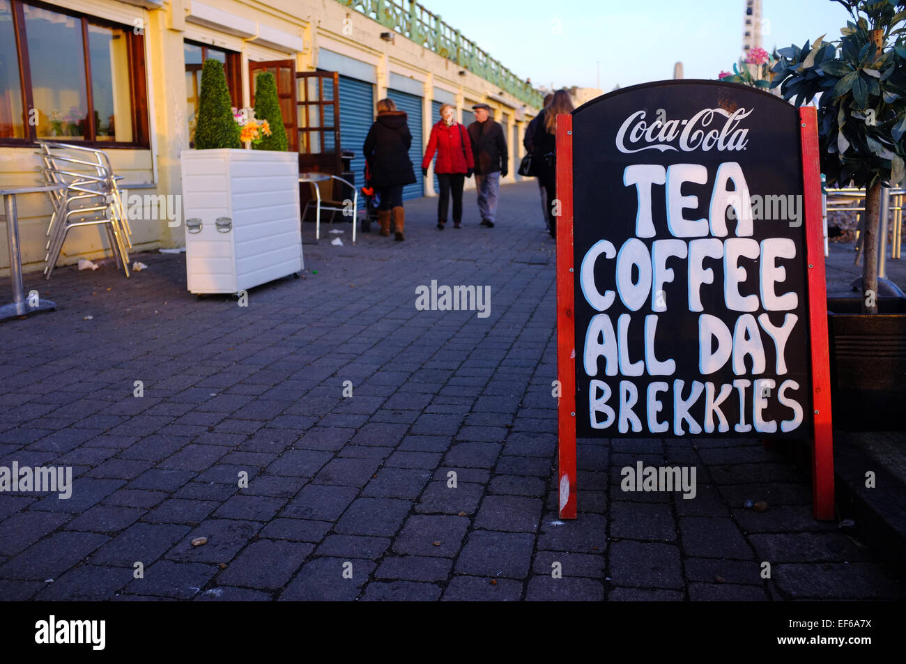 Un sandwich cafe publicité conseil thé, café et petits déjeuners toute la journée à Brighton. Banque D'Images