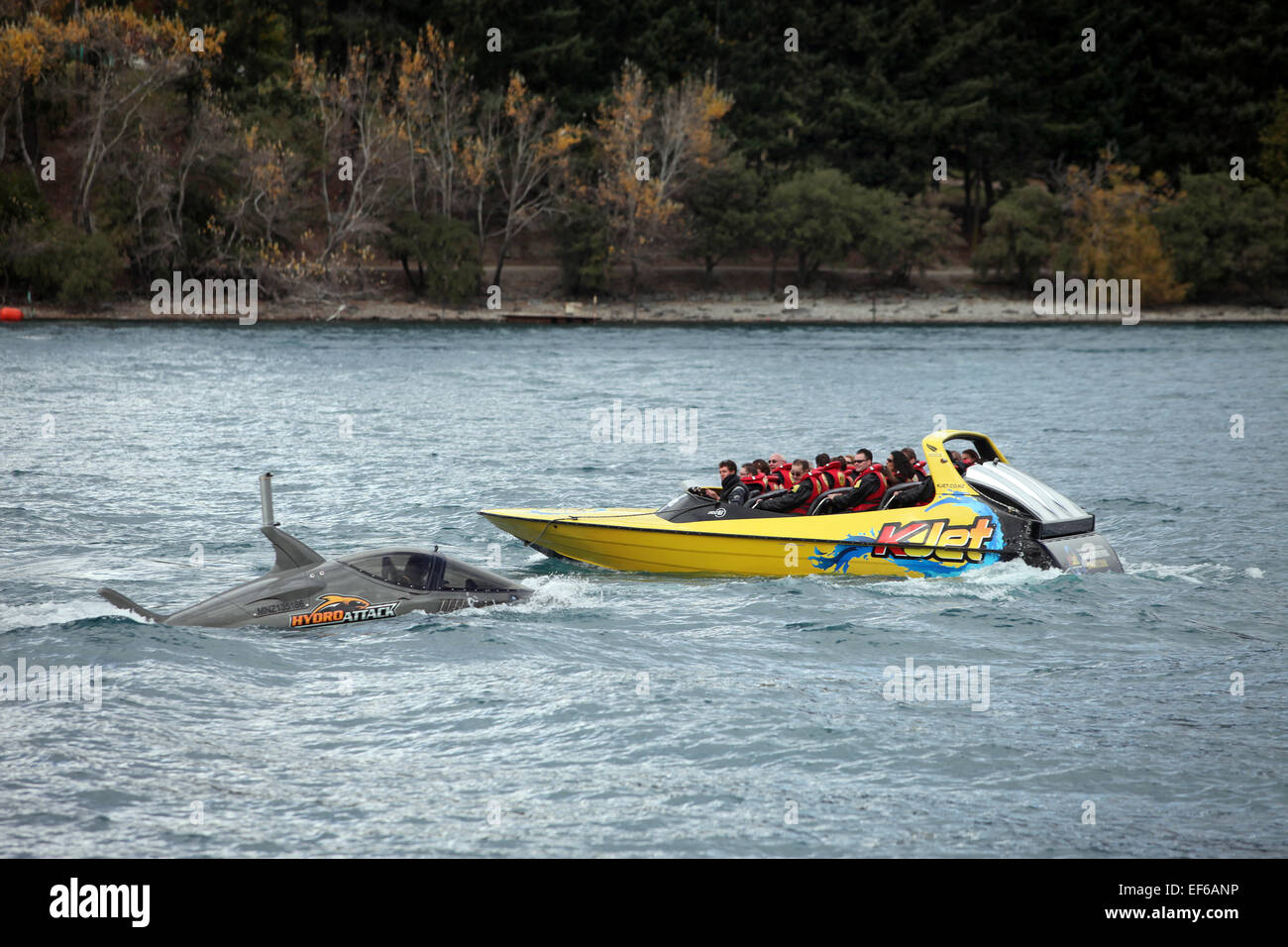 Un bateau à réaction passe le requin attaque Hydro-bateau en forme Banque D'Images