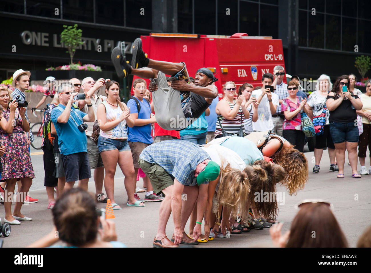 Spectacle de rue et Broadway, Liberty street, le quartier financier de Manhattan, New York, USA, Amérique Latine Banque D'Images