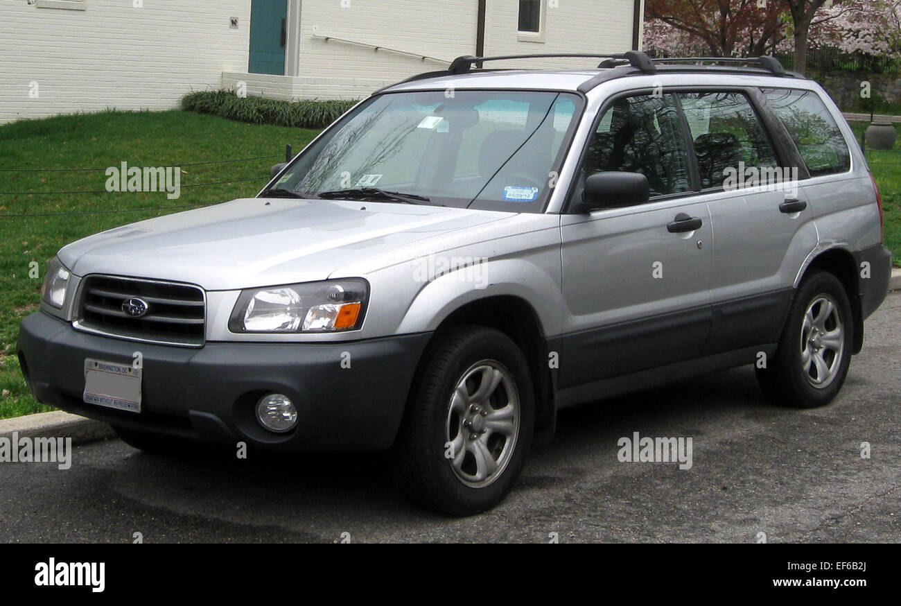 Le Subaru Forester 2003-2005, photographié le 21 mars 2012, est un VUS compact reconnu pour sa transmission intégrale, son habitacle spacieux et ses capacités hors route. Il offre praticité et fiabilité. Banque D'Images