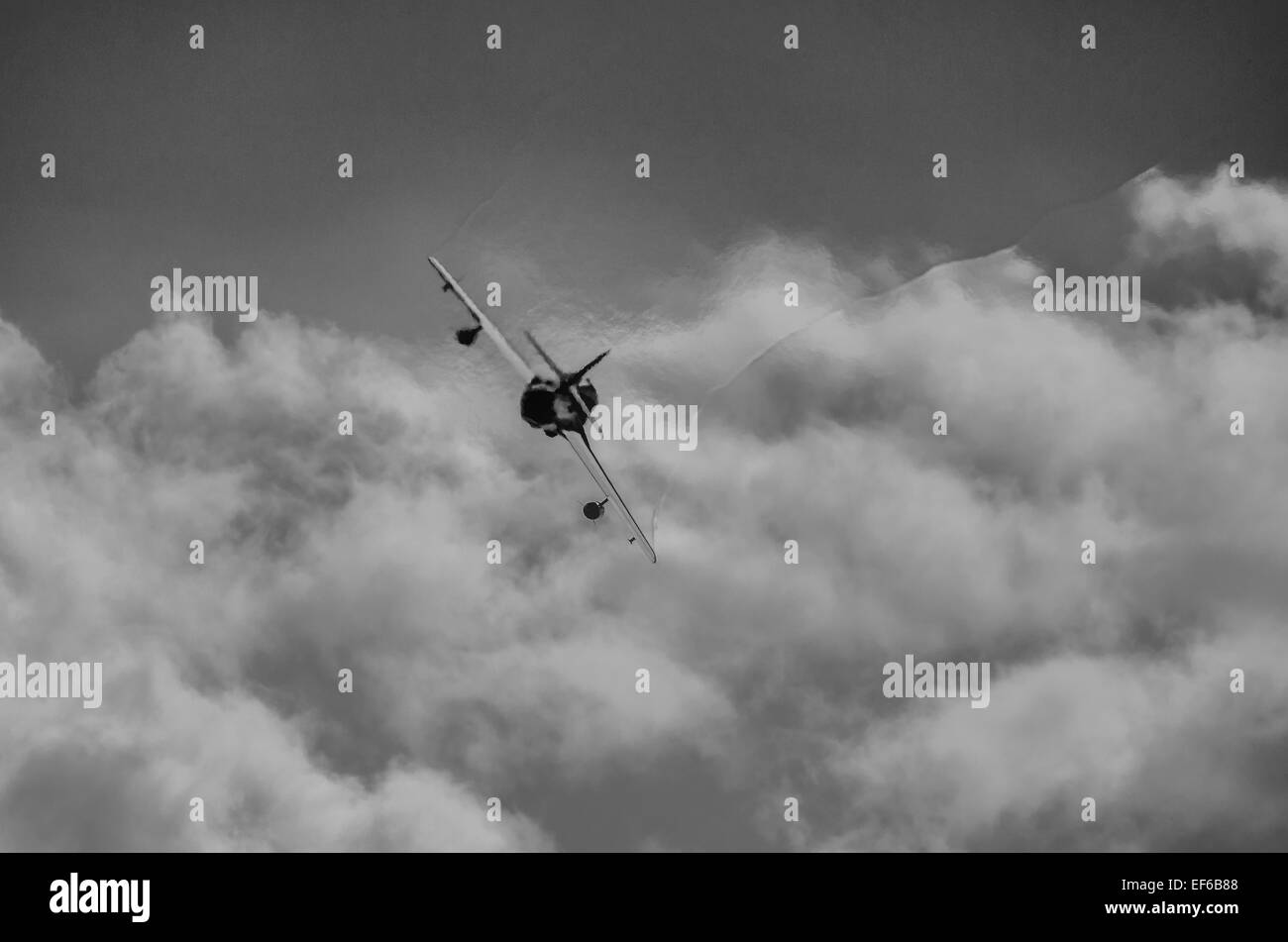 Un classique Hawker Hunter coupant à travers l'air, avec son wingtip vortex créant un phénomène bizarre plus clair en noir et blanc. La turbulence de sillage Banque D'Images