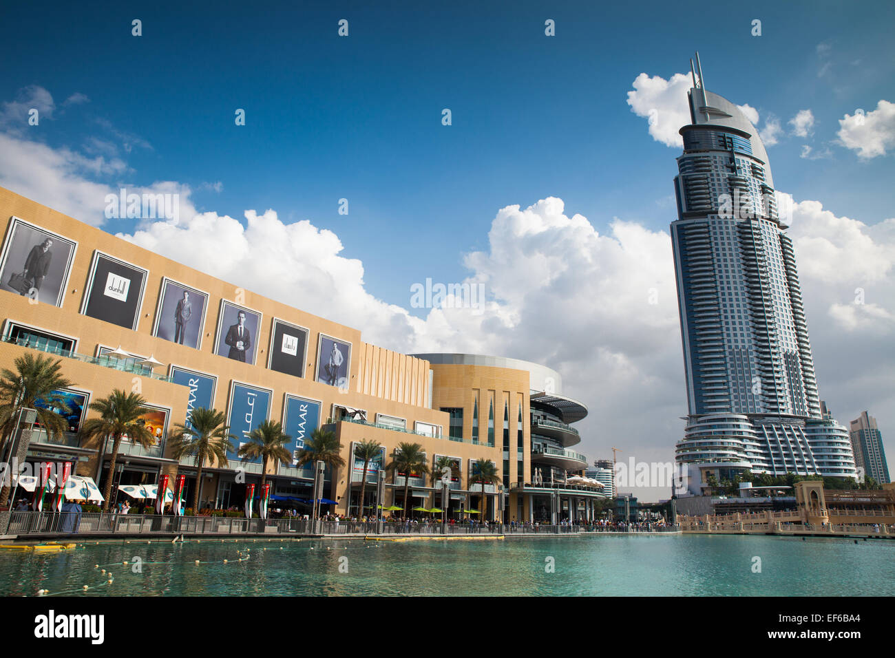 22 novembre 2013 - Dubaï, Émirats arabes unis : ville moderne de Dubaï, Business Bay, Centre Commercial de Dubaï à gauche avec plusieurs personnes marchant à la p Banque D'Images