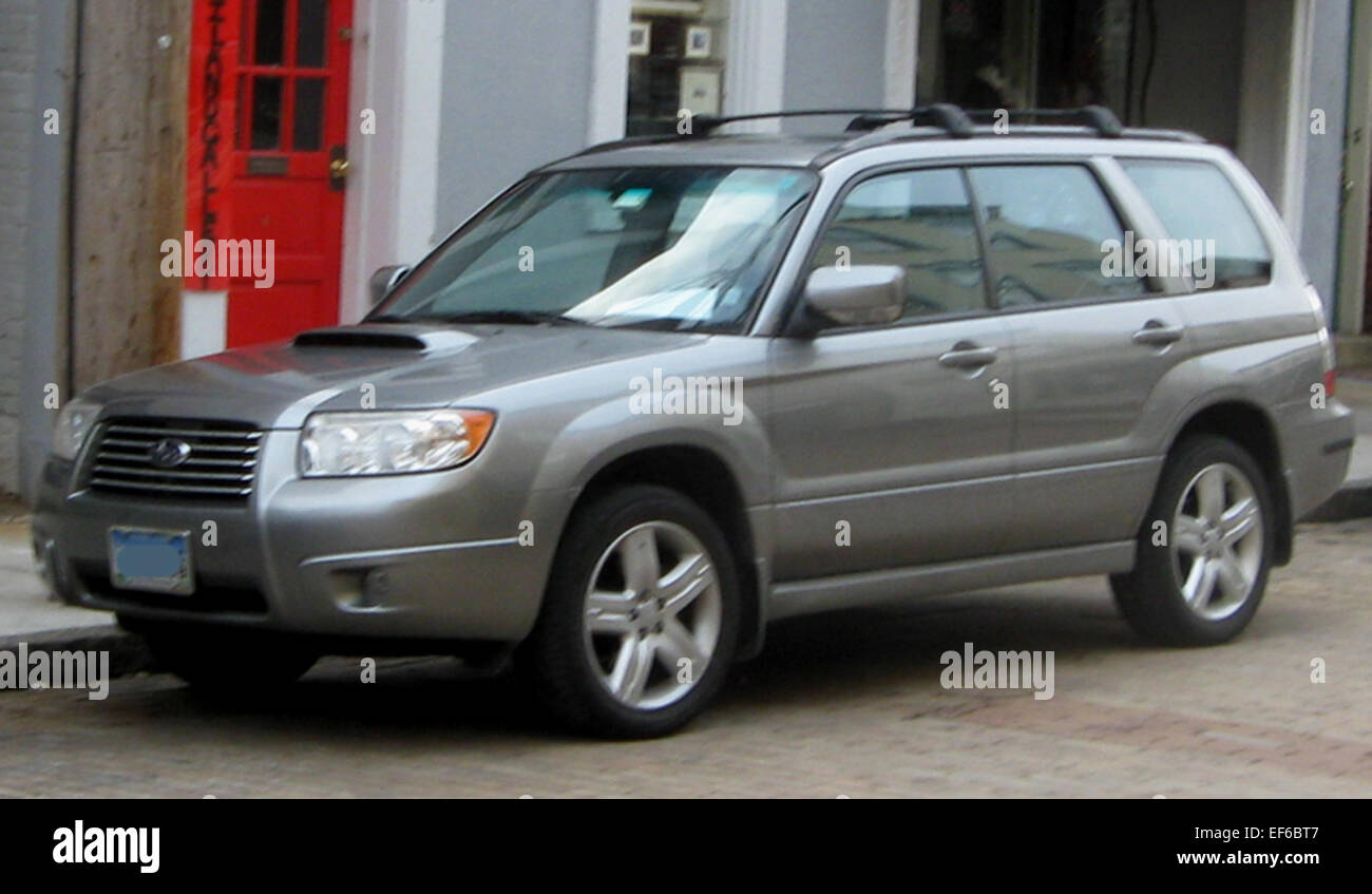 Le Subaru Forester 2.5XT 2006-2008 est un VUS multisegment compact doté d’un moteur turbocompressé de 2,5L développant 230 chevaux. Il offre une transmission intégrale, des sièges spacieux et des capacités tout-terrain, ce qui en fait l'outil idéal pour les aventures urbaines et extérieures. Banque D'Images