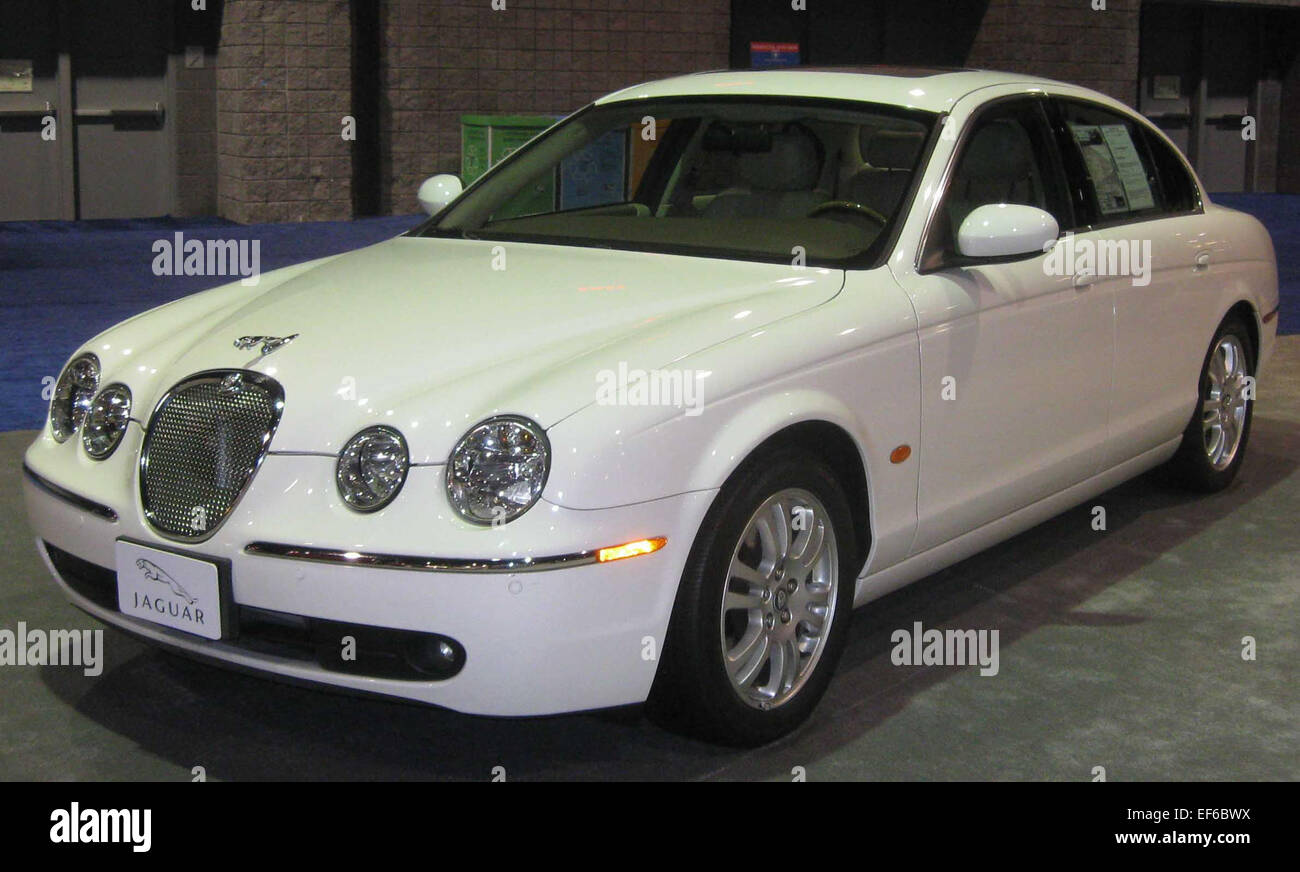 La Jaguar S-type 3,0 DC 2006 est une berline de luxe dotée d'un moteur V6 de 3,0 L. Reconnu pour son design élégant et son intérieur raffiné, il offre une expérience de conduite confortable combinée à des performances solides et des équipements modernes. Banque D'Images