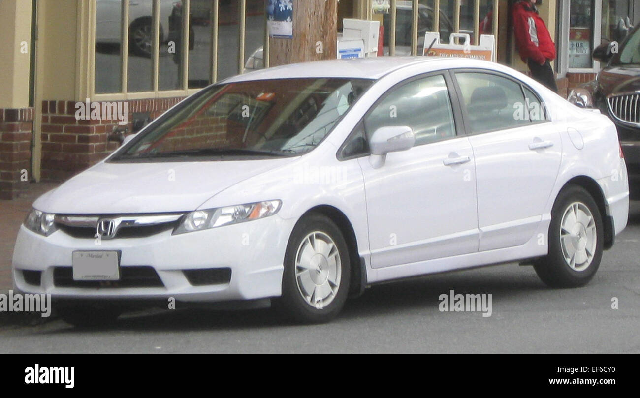 La Honda Civic hybride 2009-2010 est une berline hybride compacte offrant une consommation de carburant impressionnante, une conduite confortable et une technologie moderne. Connu pour ses performances écologiques, il offre une option fiable pour ceux qui recherchent à la fois économie et praticité. Banque D'Images