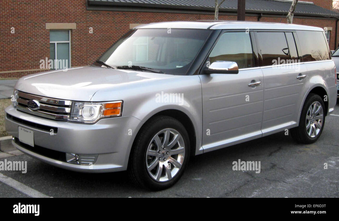 Le Ford Flex Limited 2009 est un VUS multisegment pleine grandeur reconnu pour sa conception carrée distinctive, son habitacle spacieux et ses caractéristiques de haute qualité. Il offre un moteur V6, des sièges à trois rangées et des commodités haut de gamme, ce qui en fait l'outil idéal pour les familles à la recherche de confort et de commodité. Banque D'Images