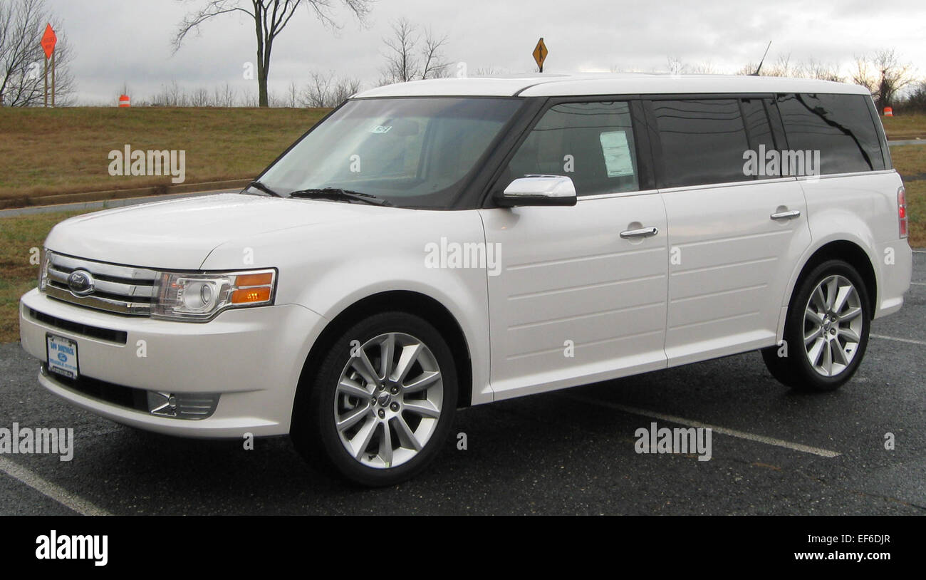 Le Ford Flex Limited 2010 est un VUS multisegment pleine grandeur offrant un habitacle spacieux, une tenue de route souple et une variété de caractéristiques évoluées. Il peut accueillir jusqu'à sept passagers, ce qui le rend idéal pour les familles et ceux qui recherchent le confort et la polyvalence dans un véhicule. Banque D'Images