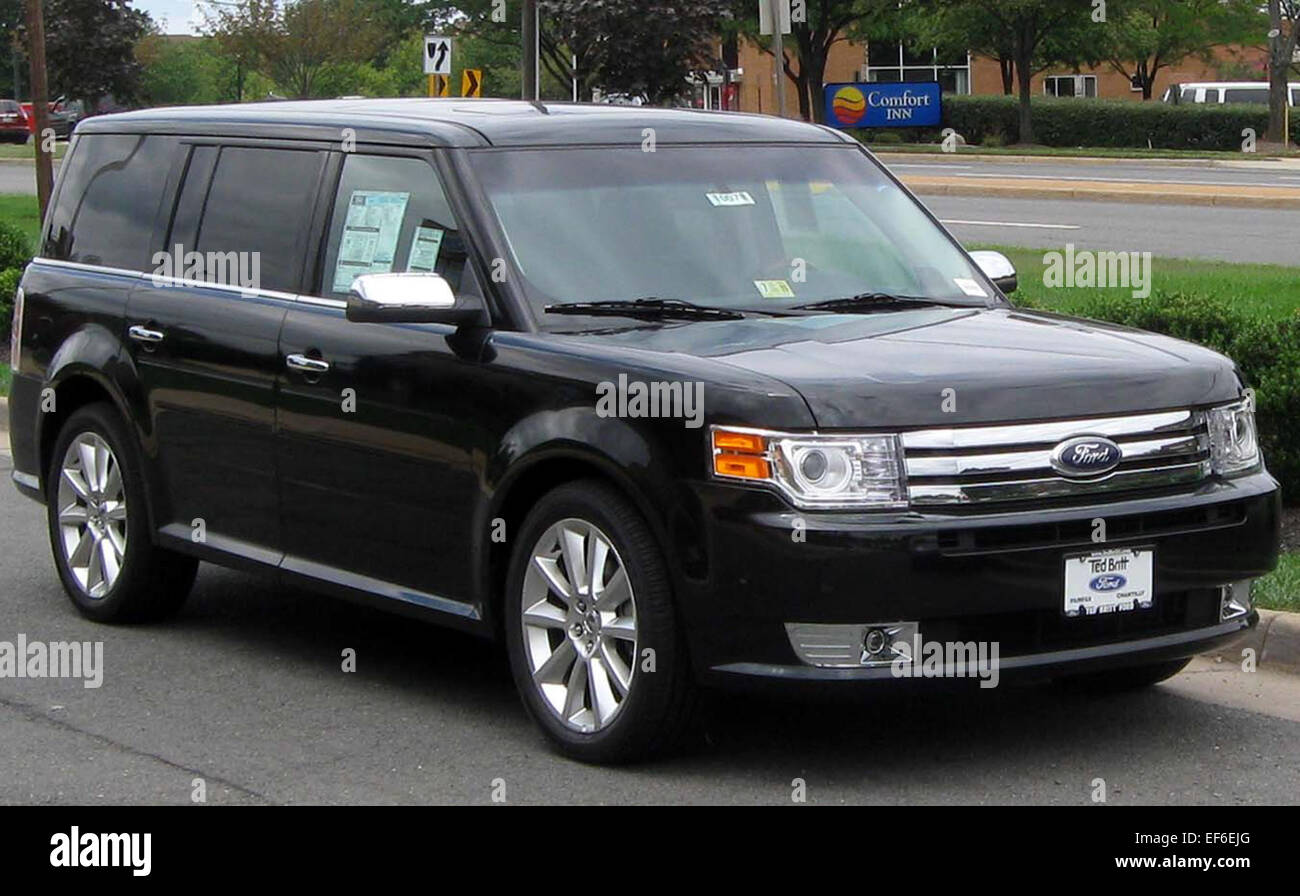 Le Ford Flex Limited 2011 est un VUS multisegment intermédiaire qui offre un habitacle spacieux et une conduite confortable. Propulsé par un moteur V6 de 3,5 litres, il offre un mélange équilibré de performances et d'efficacité. Avec une technologie moderne et un extérieur élégant, le Flex Limited est un excellent choix pour les familles et ceux qui ont besoin de plus d'espace et de polyvalence dans un véhicule. Banque D'Images