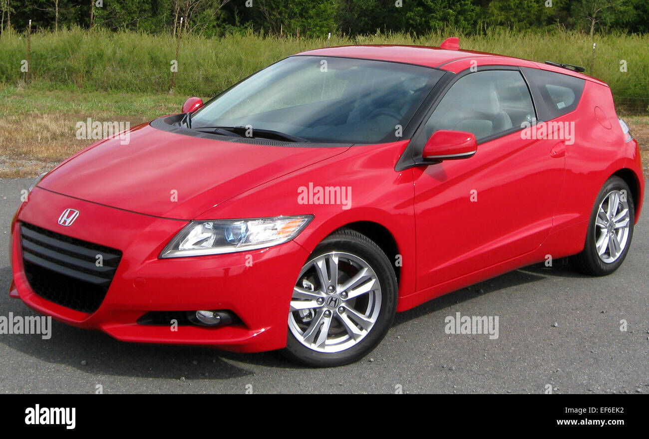 Le Honda CR-Z EX 2011 est une voiture de sport hybride compacte qui allie maniabilité sportive et économie de carburant. Propulsé par un moteur quatre cylindres de 1,5 litres jumelé à un moteur électrique, il offre une expérience de conduite réactive. Le CR-Z est doté d'une configuration à deux places, d'un design unique et d'une technologie moderne, ce qui en fait un choix remarquable pour les conducteurs soucieux de l'environnement qui aiment une conduite énergique. Banque D'Images