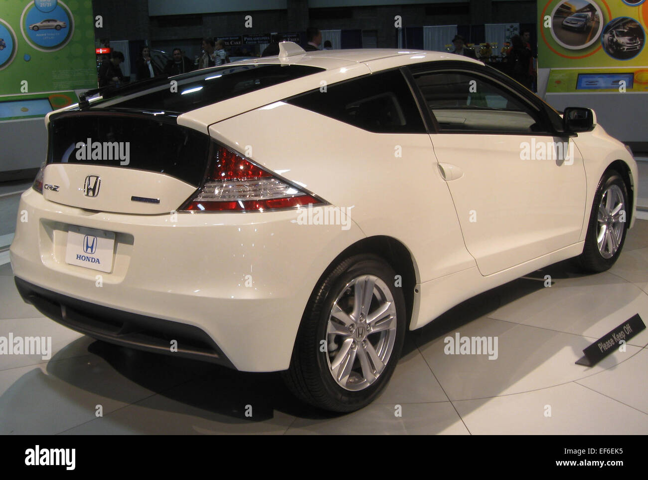 Le Honda CR-Z 2011 est une voiture de sport hybride au design biplace unique avec un moteur 4 cylindres de 1,5 l jumelé à un moteur électrique. Reconnu pour son allure sportive et sa faible consommation de carburant, le CR-Z offre une expérience de conduite amusante et écologique, ce qui en fait une option attrayante pour ceux qui recherchent un véhicule hybride compact et élégant. Banque D'Images