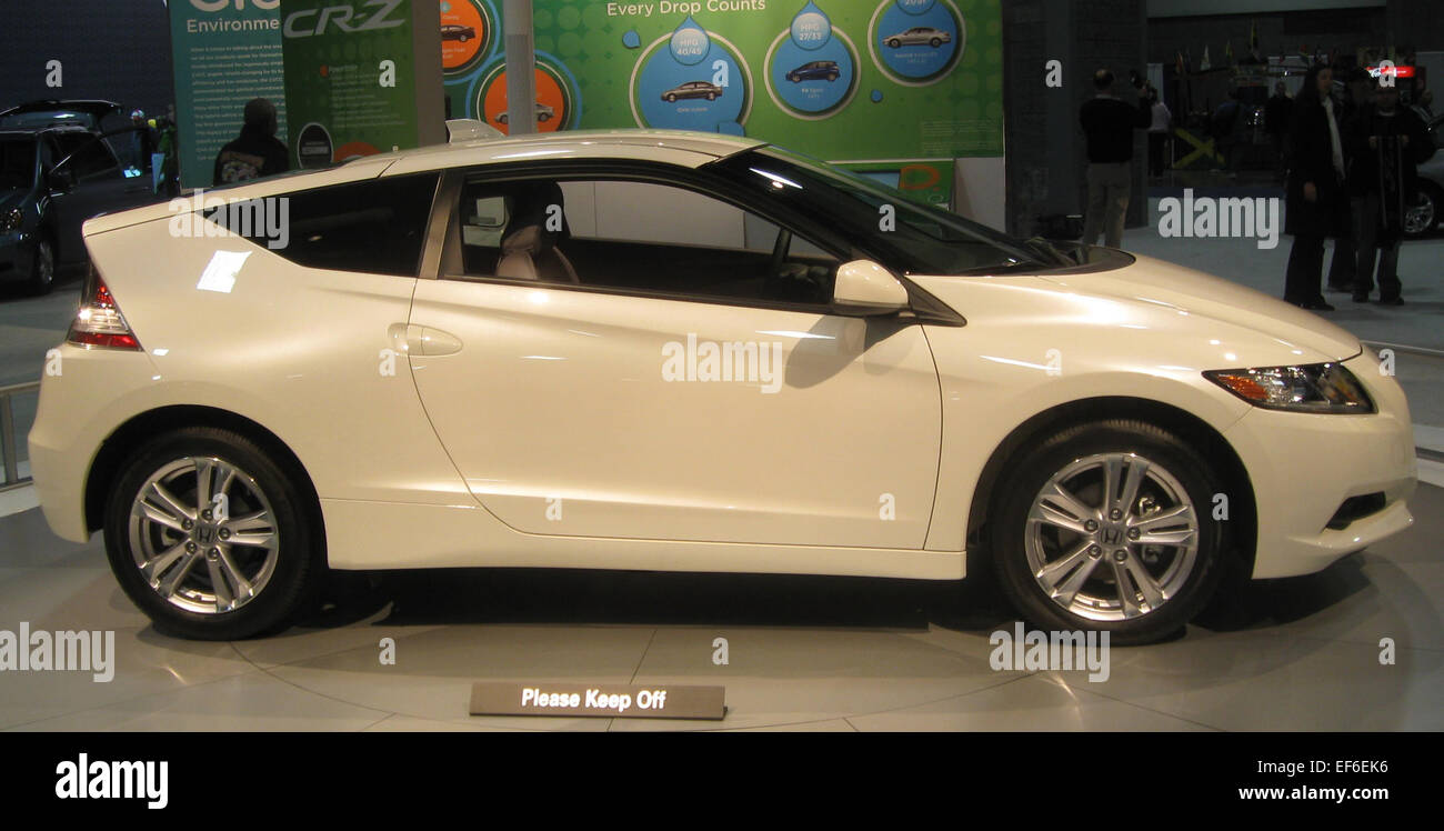 Le Honda CR-Z 2011 est une voiture de sport hybride compacte qui allie maniabilité sportive et technologie hybride économe en carburant. Propulsé par un moteur 4 cylindres de 1,5 l jumelé à un moteur électrique, le CR-Z offre une expérience de conduite unique avec une économie de carburant améliorée. Sa taille compacte et son design élégant en font un véhicule idéal pour ceux qui recherchent à la fois style et efficacité dans un véhicule sportif. Banque D'Images