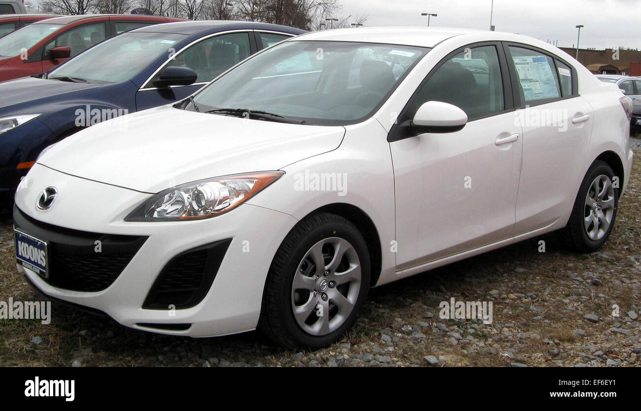 La berline Mazda3 2011 est une voiture compacte alliant sportivité et praticité. Doté d'un moteur 4 cylindres de 2,0 litres, il offre une maniabilité réactive et un rendement énergétique optimal. Le design élégant et l'intérieur moderne de la berline Mazda3 en font un choix populaire parmi ceux qui recherchent une voiture compacte offrant un équilibre entre performance et convivialité quotidienne. Banque D'Images