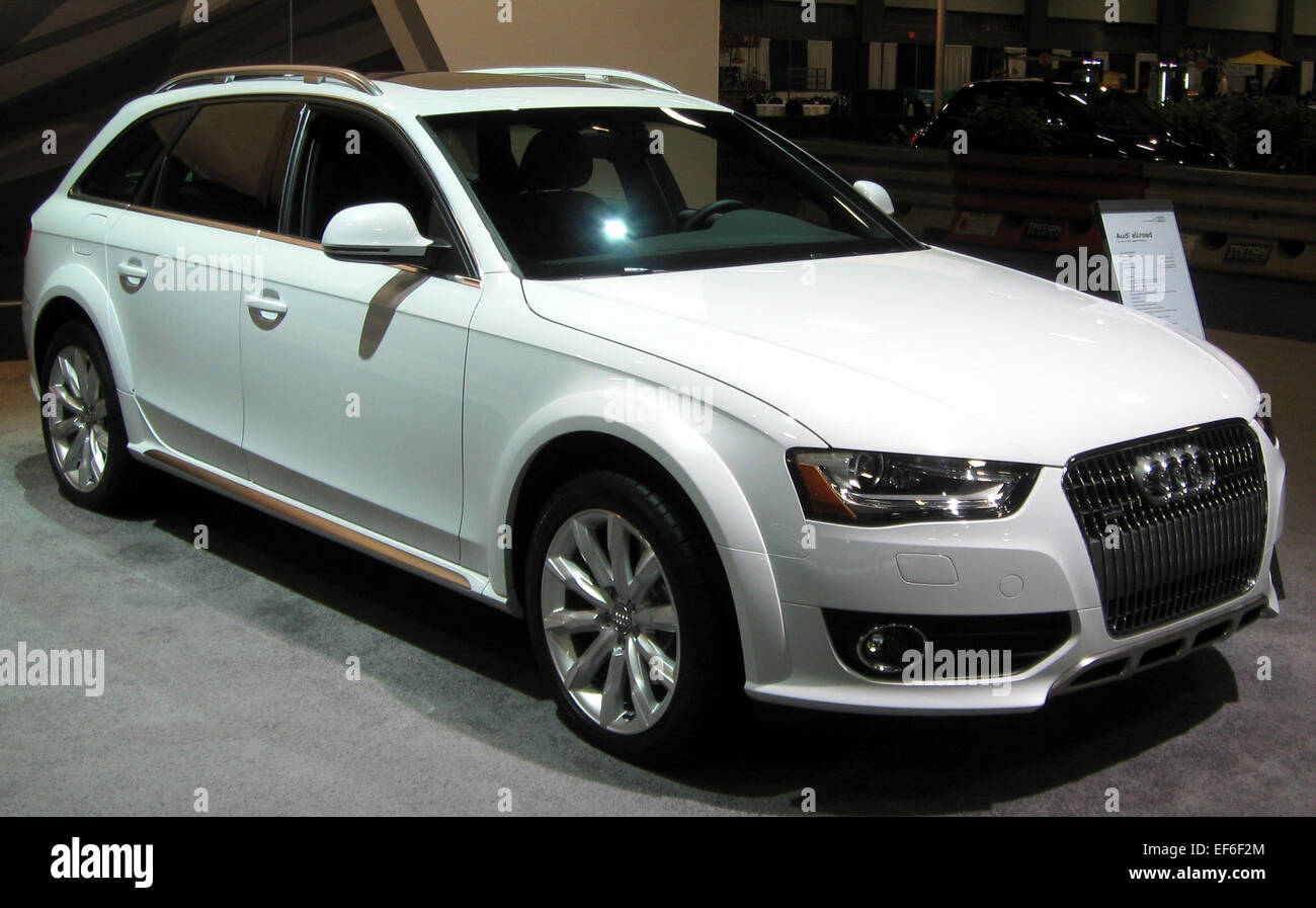 L’Audi A4 Allroad 2012 est une familiale de luxe qui combine les capacités hors route avec le raffinement d’une berline haut de gamme. Avec sa transmission intégrale et son moteur turbocompressé, il offre une maniabilité, un confort et une polyvalence excellents dans diverses conditions de conduite. Banque D'Images
