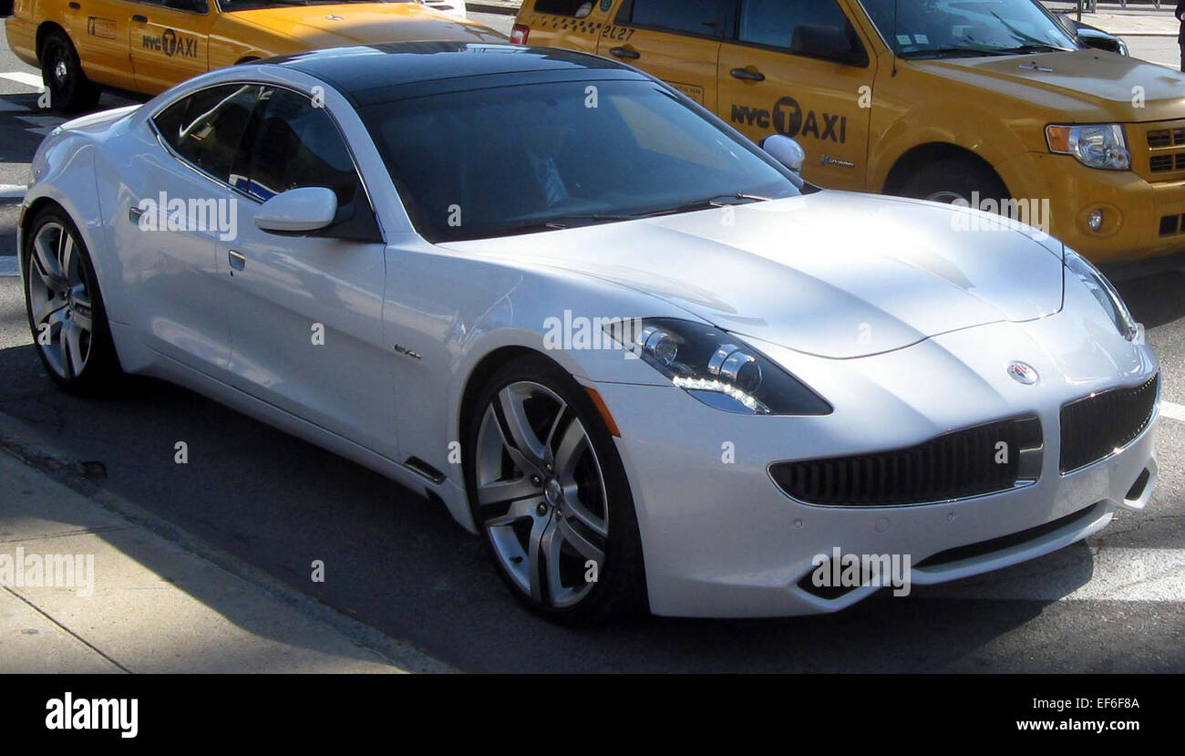 La Fisker Karma 2012 est une berline sport hybride rechargeable de luxe, alliant haute performance et technologie respectueuse de l'environnement. Propulsé par un moteur turbocompressé de 2,0 l jumelé à un moteur électrique, le Karma offre une expérience de conduite exaltante tout en conservant un rendement énergétique impressionnant. L'habitacle est luxueux et le véhicule est doté d'une technologie de pointe qui allie performance et durabilité. Banque D'Images