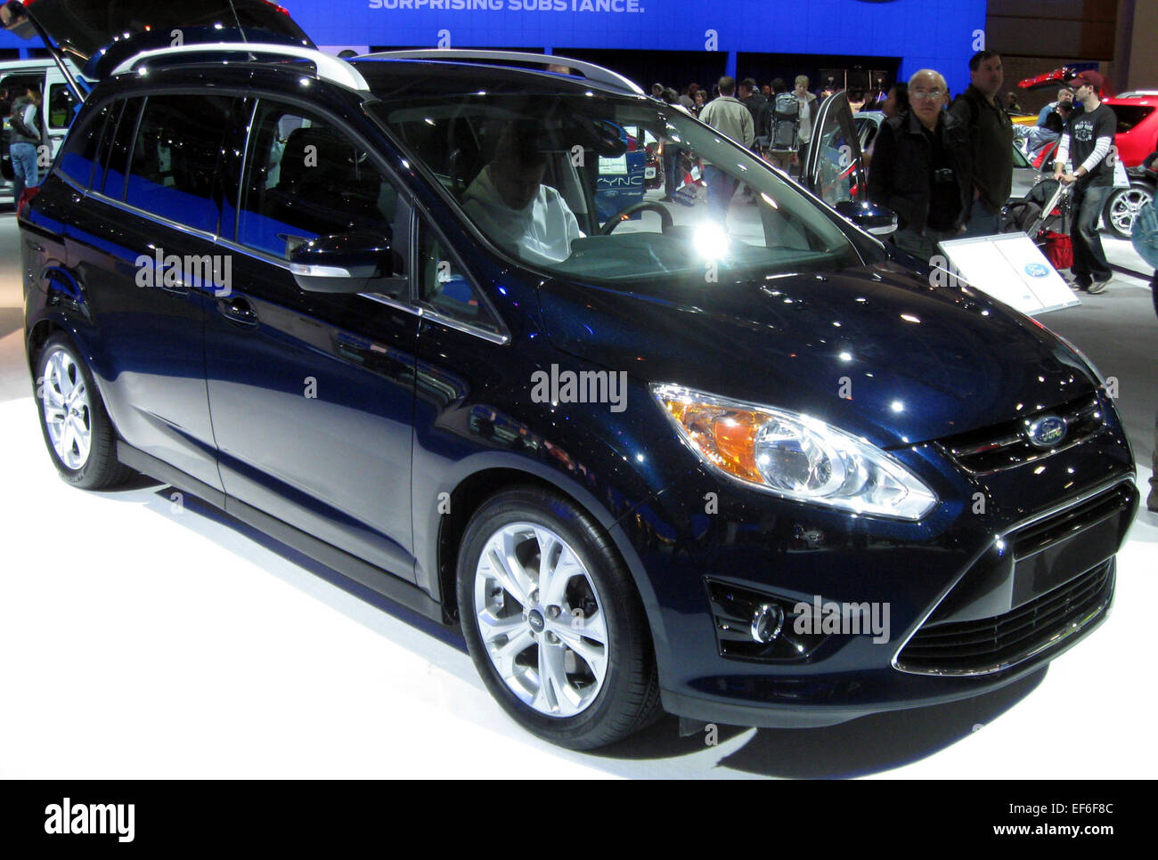 Le Ford C-Max 2012 est un monospace compact hybride conçu pour offrir efficacité et polyvalence. Grâce à sa technologie avancée d'économie de carburant, à son habitacle spacieux et à ses caractéristiques modernes, il constitue une option pratique pour les conducteurs et les familles soucieux de l'environnement. Banque D'Images