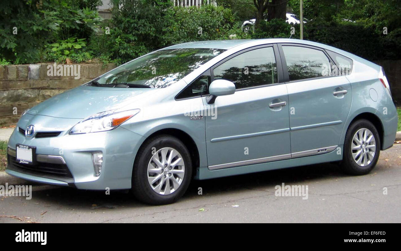 La Toyota Prius hybride rechargeable 2012 offre une combinaison de puissance électrique et à essence, permettant une expérience de conduite écologique axée sur l’efficacité énergétique. La Prius hybride rechargeable offre une excellente économie de carburant et est dotée d'une technologie hybride de pointe, offrant à la fois des avantages environnementaux et une conduite souple. Banque D'Images