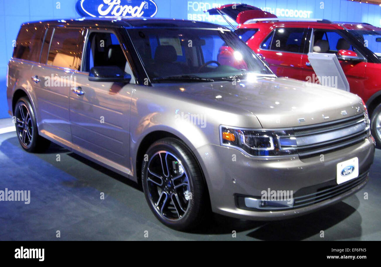 Le Ford Flex 2013 est un VUS multisegment pleine grandeur offrant trois rangées de sièges et un moteur V6 de 3,5 L. Connu pour son habitacle spacieux et son design boxy distinctif, il offre amplement d'espace pour les passagers et le chargement, ce qui en fait un véhicule familial idéal doté d'une technologie moderne. Banque D'Images