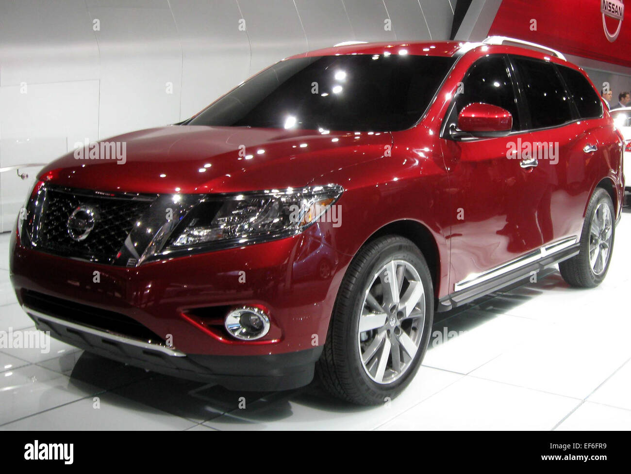 Le prototype Nissan Pathfinder 2013, dévoilé au salon international de l'auto de New York 2012, présente le modèle redessiné avec un look plus raffiné et moderne. Il est doté d'une construction monocoque pour un meilleur rendement énergétique, d'un habitacle spacieux et d'une technologie de pointe. Le prototype met l'accent sur des caractéristiques familiales, comme un espace utilitaire généreux et des sièges de troisième rangée, ainsi que sur des performances de conduite améliorées pour diverses conditions routières. Banque D'Images