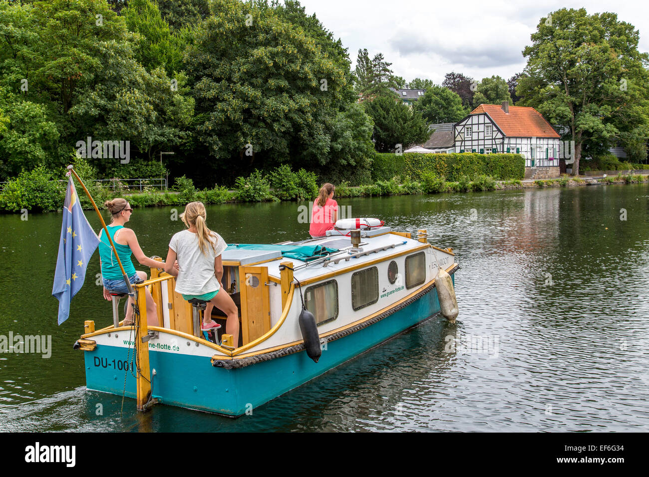 Pédalo, péniche 'Escargot', l'auto bateau mené avec hébergement pour 4 personnes sur la rivière Ruhr, Banque D'Images
