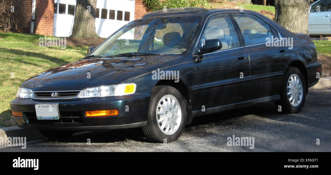 La berline Honda Accord de 5e génération, produite de 1994 à 1997, est connue pour ses performances équilibrées, sa fiabilité et son côté pratique. Propulsé par une gamme de moteurs, dont un 4 cylindres de 2,2 l, il offre un excellent rendement énergétique et une expérience de conduite confortable. L'Accord est reconnue pour sa valeur durable et sa solide réputation dans le segment des berlines intermédiaires. Banque D'Images