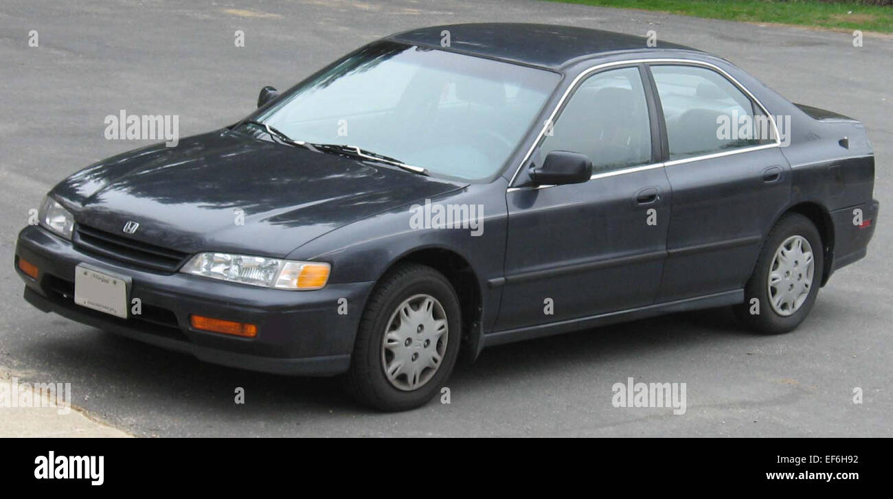 La berline Honda Accord 1994-1995 est une voiture intermédiaire reconnue pour sa fiabilité, son rendement énergétique et son confort de conduite. Il offre un intérieur spacieux et un design pratique, ce qui le rend idéal pour les déplacements quotidiens. Banque D'Images