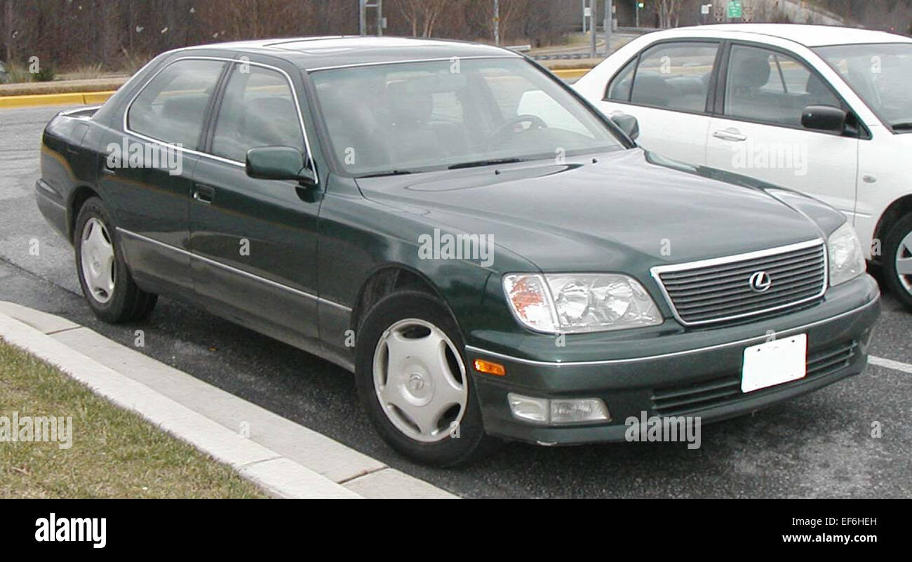 La Lexus LS400 1998-2000 est une berline de luxe pleine grandeur reconnue pour sa conduite souple, son habitacle raffiné et son moteur V8. Offrant une combinaison de technologie de pointe et de confort exceptionnel, il demeure un choix populaire pour ceux qui recherchent un véhicule haut de gamme et fiable. Banque D'Images