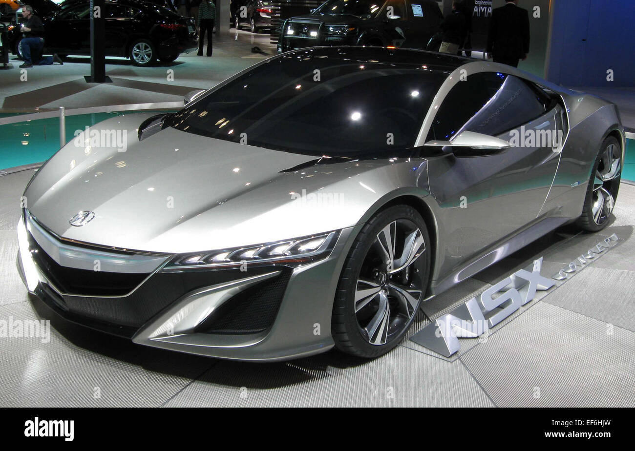 Le prototype Acura NSX 2012, dévoilé au salon international de l’auto de New York, est une voiture de sport haute performance au design saisissant. Doté d'un groupe propulseur hybride et d'une technologie de pointe, le concept NSX représente la vision d'Acura pour l'avenir des voitures de sport, combinant puissance, agilité et innovation dans un ensemble élégant et moderne. Banque D'Images