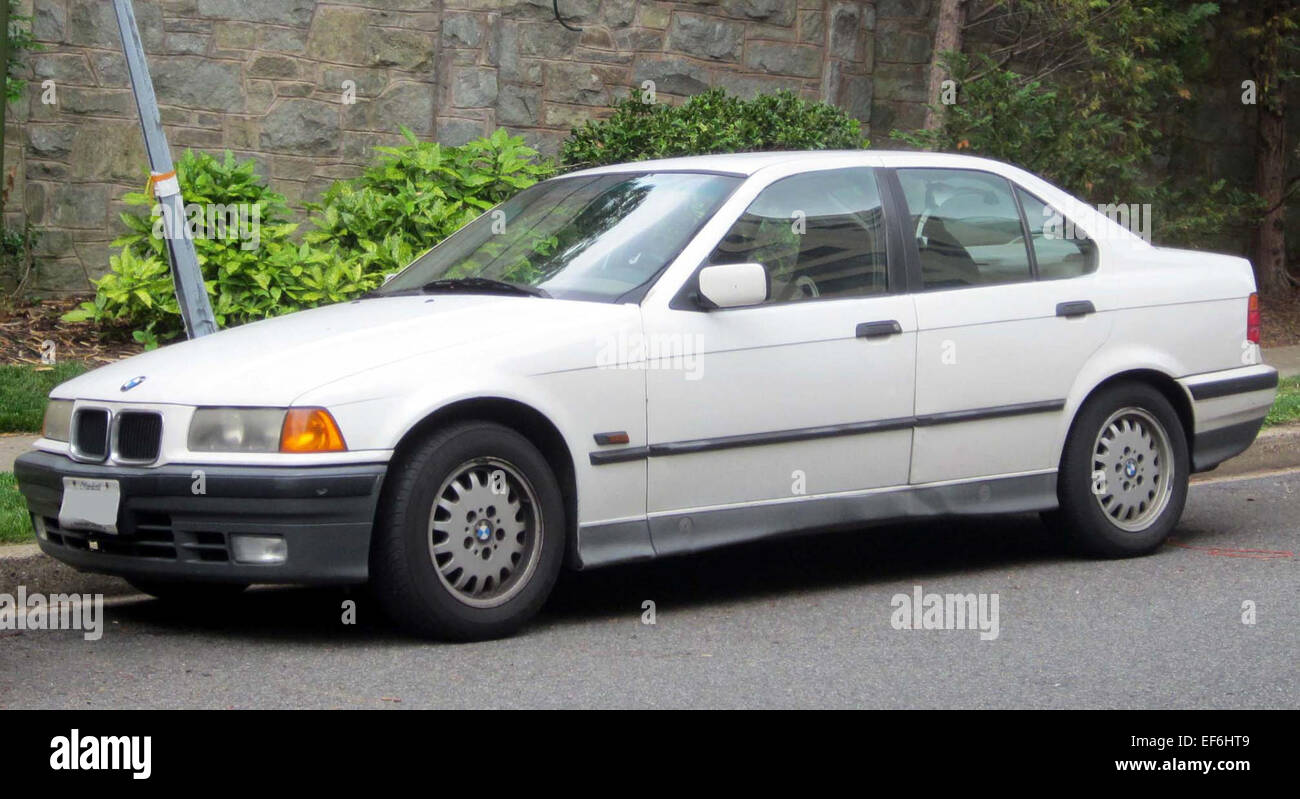 La BMW série 3 E36, produite de 1990 à 2000, est une berline compacte de luxe connue pour ses performances et sa maniabilité. Dotée d'une propulsion arrière et d'une variété d'options de moteur, la E36 offre une expérience de conduite captivante avec un équilibre entre confort et sportivité. C'est un choix populaire parmi les passionnés pour sa précision et sa dynamique de conduite. Banque D'Images