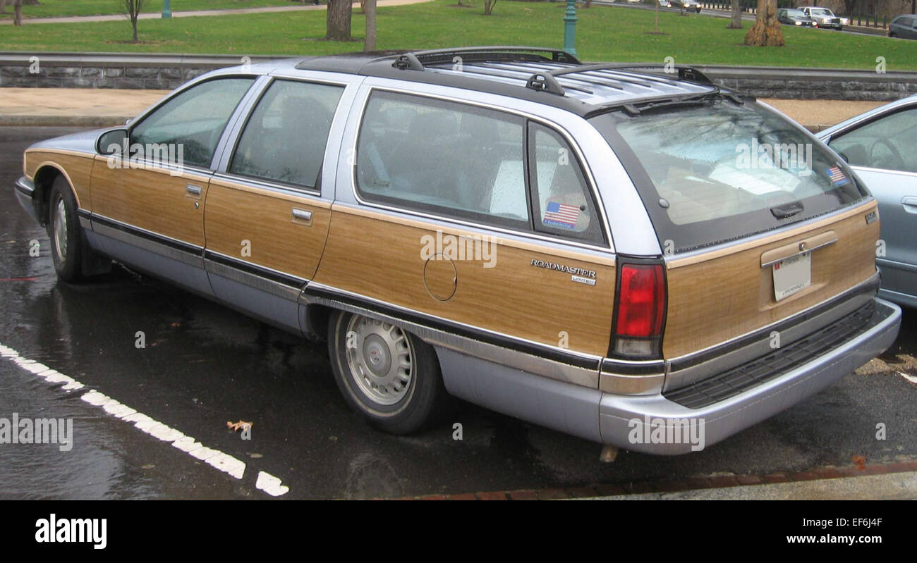 La familiale limitée Roadmaster de Buick est une familiale pleine grandeur connue pour son habitacle luxueux, son moteur puissant et son espace utilitaire spacieux. Il offre des sièges confortables, une conduite en douceur et des performances fiables, ce qui en fait un wagon américain classique. Banque D'Images