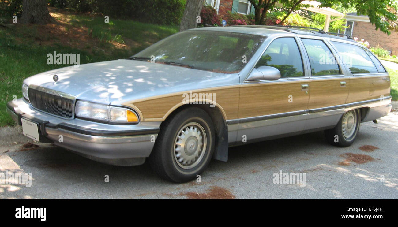 La familiale Roadmaster de Buick est une familiale pleine grandeur reconnue pour son habitacle spacieux, sa tenue de route souple et ses performances solides. Il offre un grand espace utilitaire, ce qui le rend idéal pour les familles et les voyages longue distance. Banque D'Images