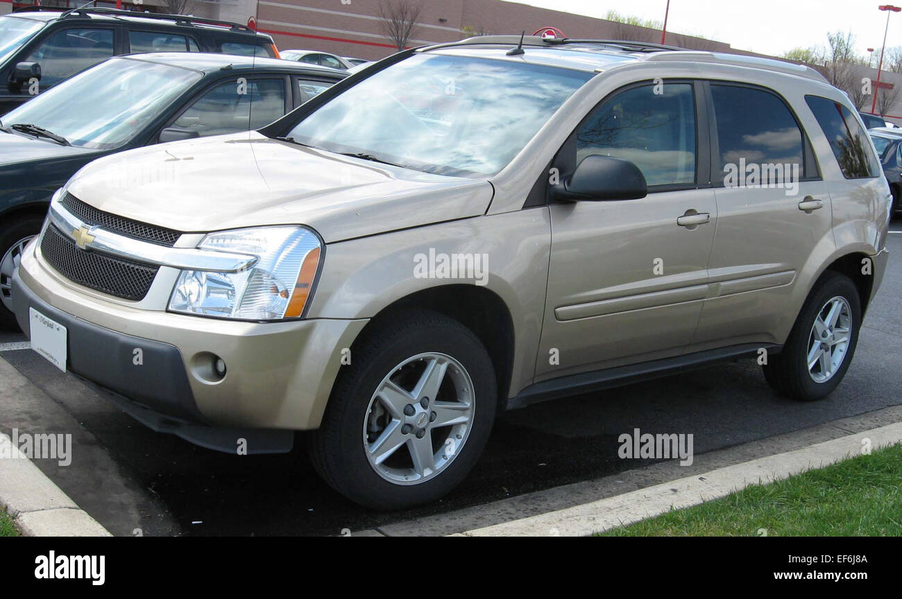 L'Equinox LT 2010 de Chevrolet est un VUS multisegment intermédiaire alliant style, commodité et efficacité énergétique. Propulsé par un moteur quatre cylindres de 2,4 litres, l'Equinox offre des sièges spacieux, une conduite souple et un système d'infodivertissement facile à utiliser. Il offre une excellente économie de carburant pour sa catégorie, ce qui en fait un choix populaire pour les familles et les navetteurs à la recherche d'un véhicule polyvalent avec des caractéristiques modernes. Banque D'Images