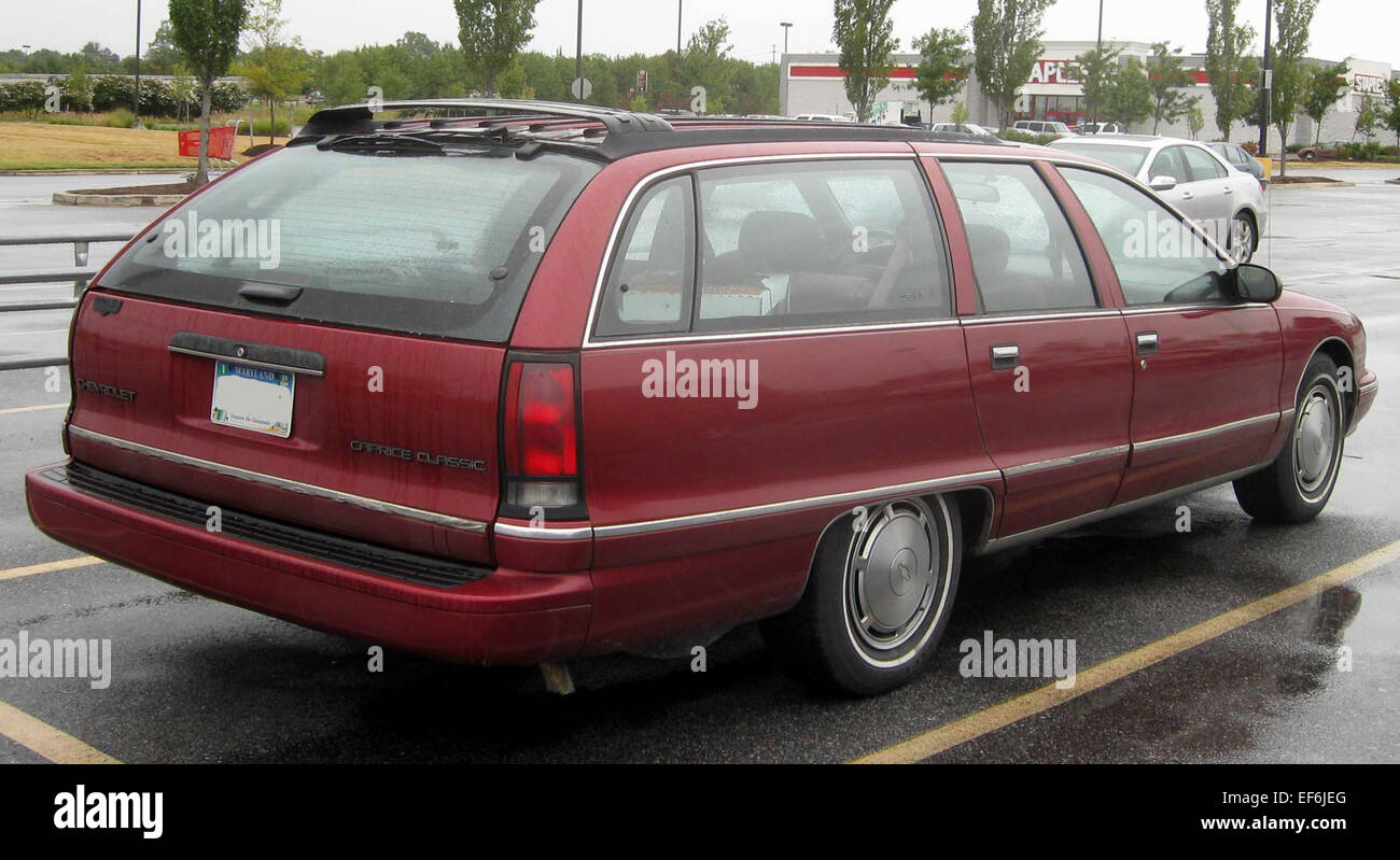 La familiale Caprice de Chevrolet est une familiale pleine grandeur reconnue pour son habitacle spacieux et ses excellentes performances. Avec un grand espace utilitaire et une conduite confortable, il sert de véhicule polyvalent pour les voyages en famille et le transport de marchandises. Banque D'Images