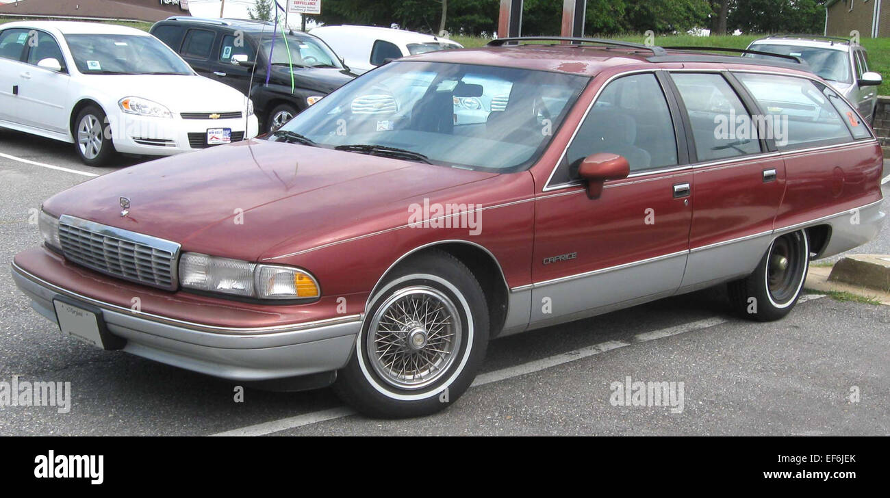 La familiale Caprice de Chevrolet, photographiée le 12 août 2010, est une familiale pleine grandeur avec un habitacle spacieux et une capacité utilitaire pratique. Sa façade présente une calandre distinctive et des éléments de design audacieux. Banque D'Images