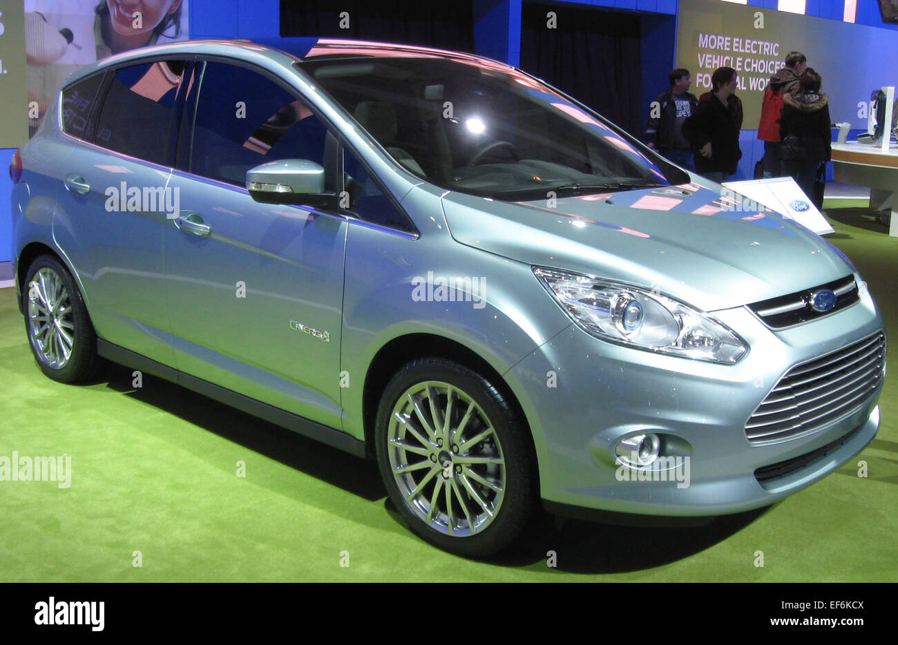 Le Ford C-Max Energi 2011 est un véhicule électrique hybride rechargeable (PHEV) qui combine la puissance électrique et l'essence pour améliorer le rendement énergétique. Avec un intérieur spacieux et une technologie conviviale, le C-Max Energi est idéal pour les conducteurs soucieux de l'environnement qui recherchent praticité et durabilité dans leurs déplacements quotidiens. Banque D'Images