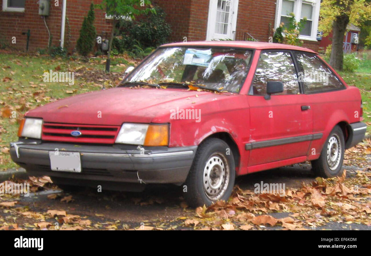 La Ford Escort LX hatchback (2009) offre un design compact avec un agencement pratique. Propulsé par un moteur 4 cylindres de 2,0 litres, il est conçu pour une conduite urbaine efficace avec une conduite en douceur. Reconnue pour son prix abordable, l’Escort LX est une option fiable pour les déplacements quotidiens et les trajets sur de courtes distances, offrant confort et entretien à faible coût. Banque D'Images
