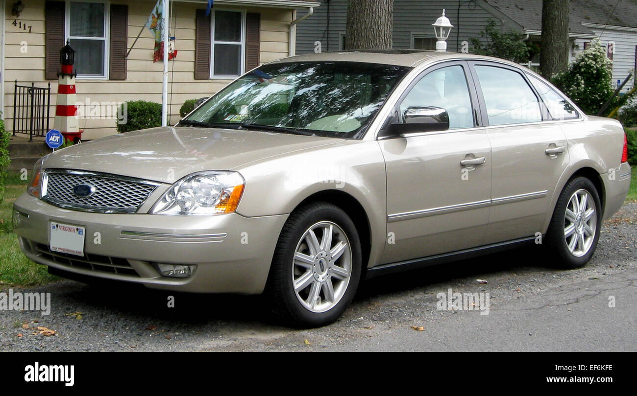 La Ford Five Hundred 2007-2009 est une berline pleine grandeur reconnue pour son habitacle spacieux, sa conduite souple et ses caractéristiques pratiques. Il allie confort et robustesse, offrant un grand espace pour les passagers et le chargement. Banque D'Images
