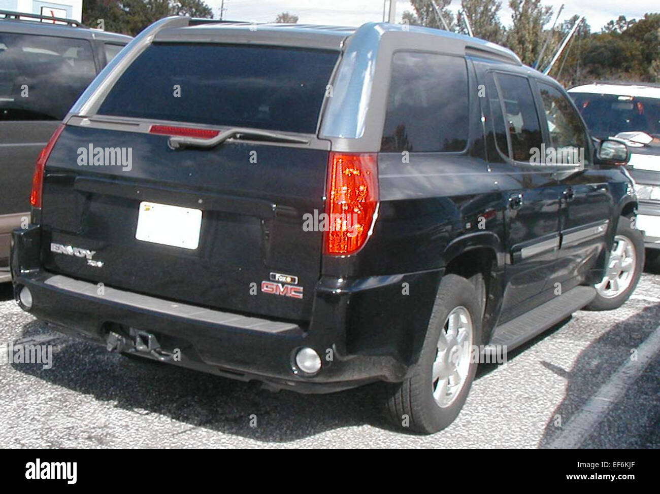 L'Envoy XUV de GMC, produit de 2004 à 2009, est un VUS intermédiaire au design innovant qui comprend une lunette arrière rétractable. Cette caractéristique permet d'augmenter l'espace utilitaire, ce qui en fait un choix polyvalent pour les familles et ceux qui ont besoin de plus de utilitaire. Banque D'Images L'Envoy XUV de GMC, produit de 2004 à 2009, est un VUS intermédiaire au design innovant qui comprend une lunette arrière rétractable. Cette caractéristique permet d'augmenter l'espace utilitaire, ce qui en fait un choix polyvalent pour les familles et ceux qui ont besoin de plus de utilitaire. Banque D'Images