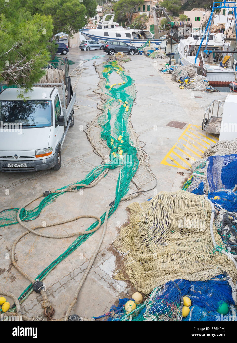 Filets de pêche vert avec des bouées jaunes sur le terrain le 2 novembre 2013 dans le port de plaisance de Cala Figuera Banque D'Images