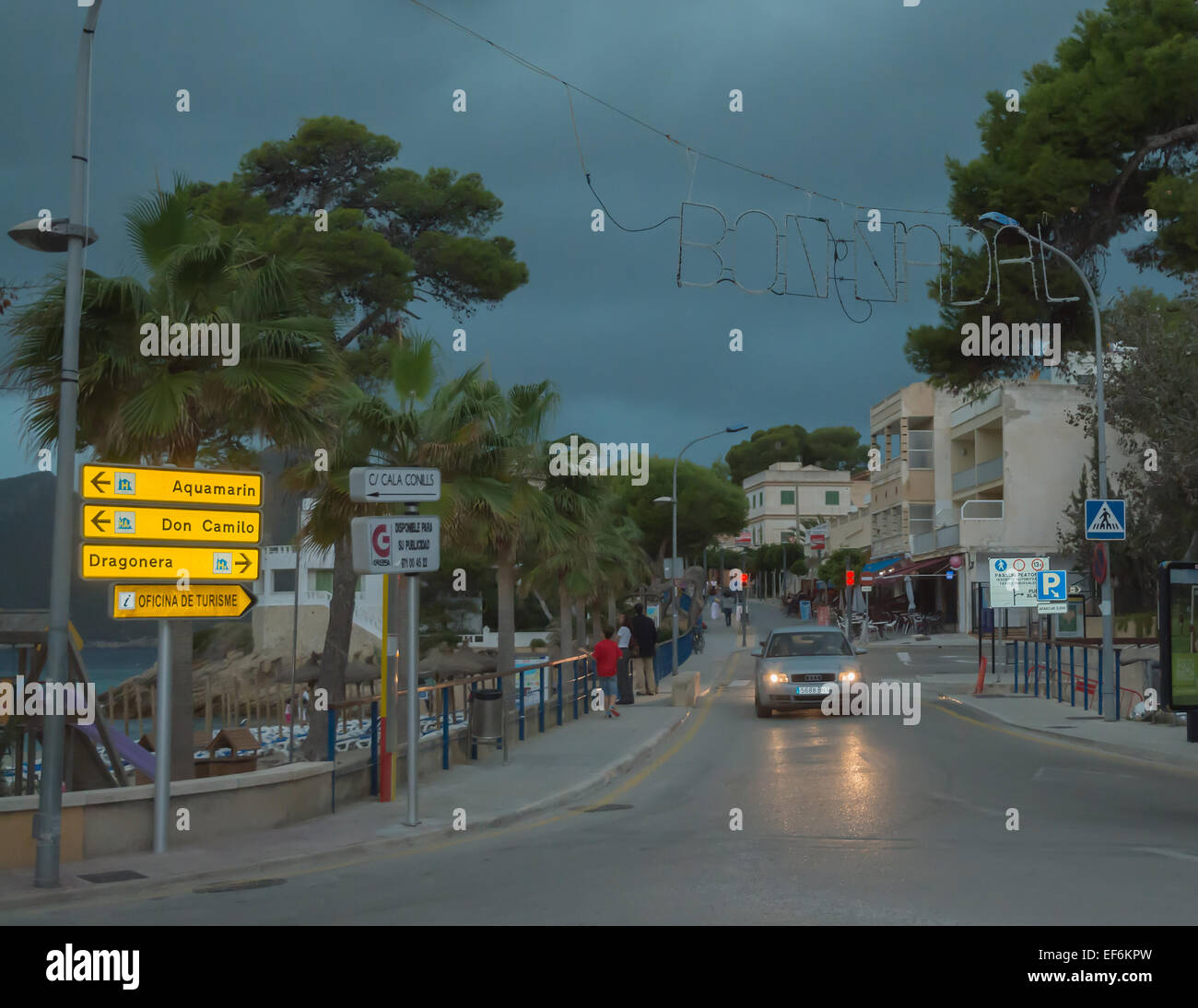 Voiture avec des lumières sur comme Sant Elm devient sombre dans l'après-midi avant un gros orage le 29 octobre 2013 Banque D'Images